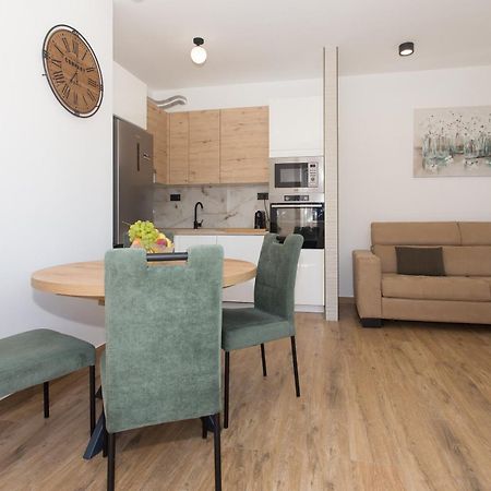Modern Apartment With Swimming Pool Kastela Bagian luar foto