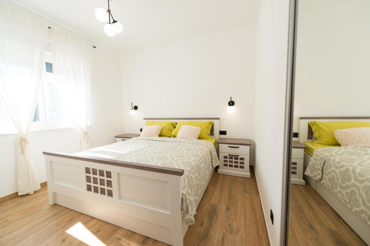 Modern Apartment With Swimming Pool Kastela Bagian luar foto