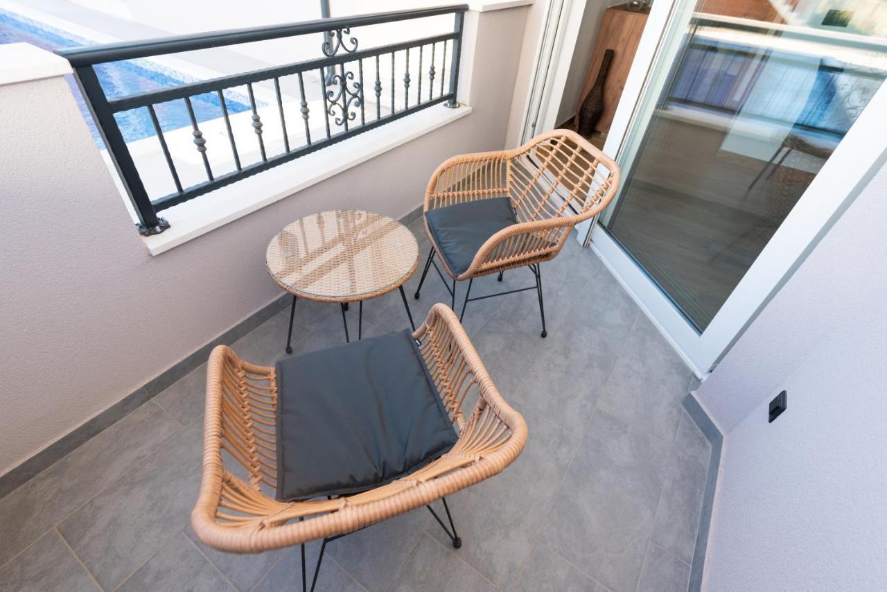 Modern Apartment With Swimming Pool Kastela Bagian luar foto