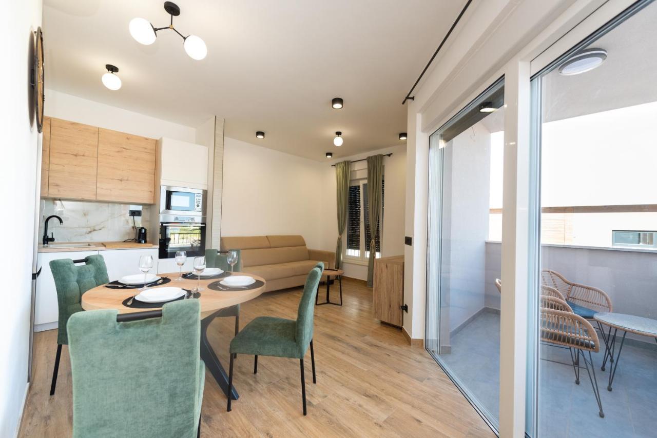 Modern Apartment With Swimming Pool Kastela Bagian luar foto