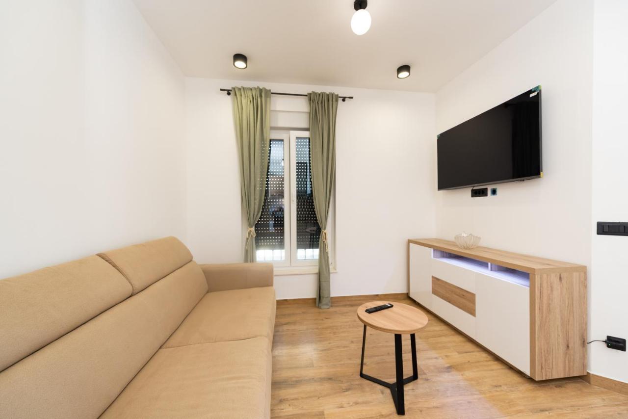 Modern Apartment With Swimming Pool Kastela Bagian luar foto