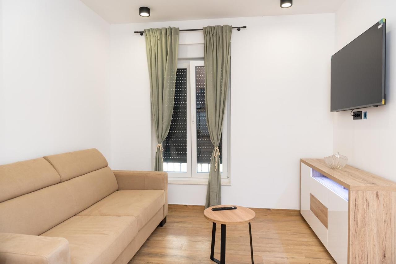 Modern Apartment With Swimming Pool Kastela Bagian luar foto