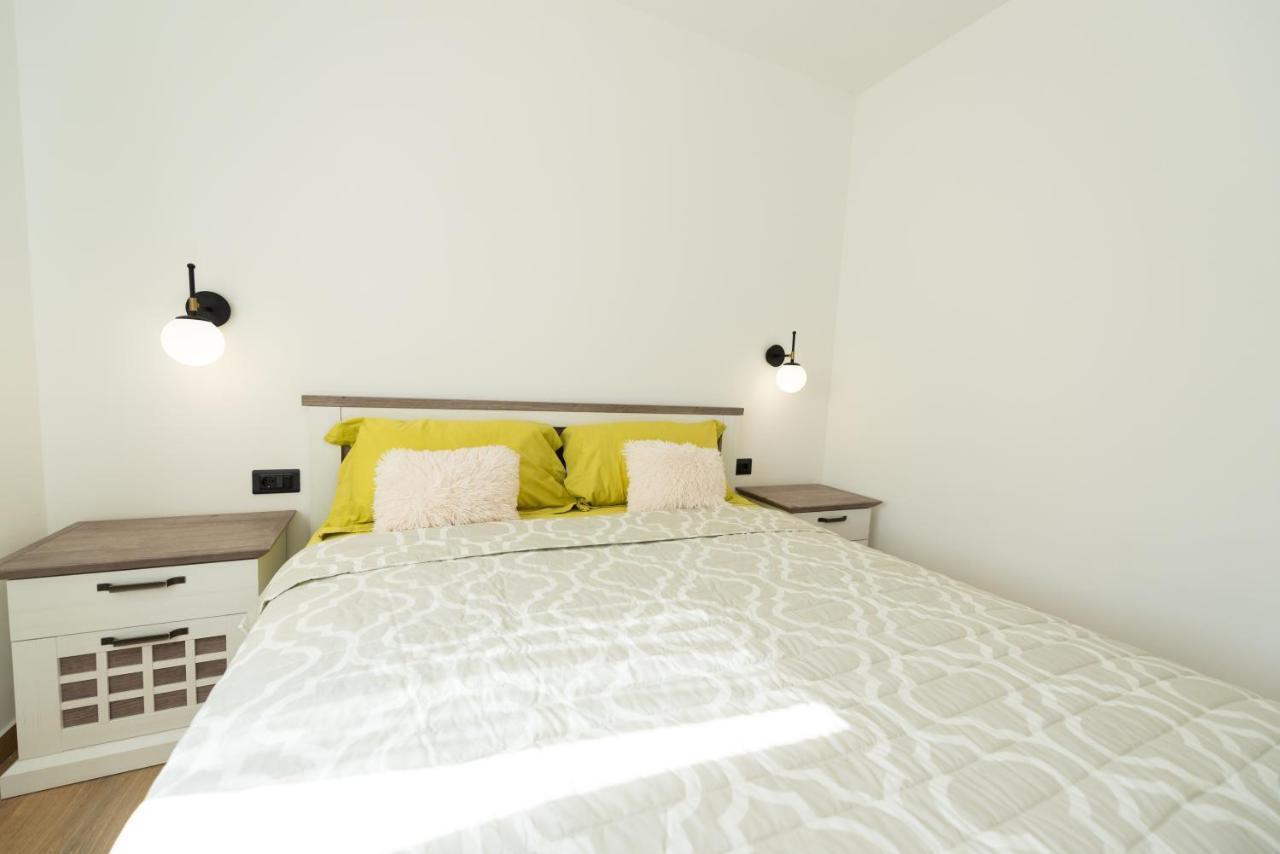Modern Apartment With Swimming Pool Kastela Bagian luar foto