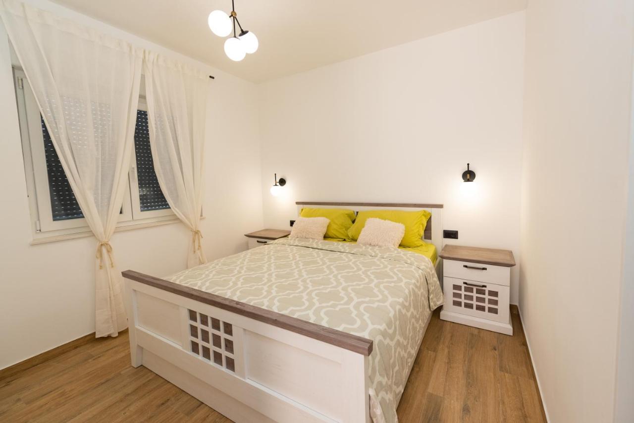 Modern Apartment With Swimming Pool Kastela Bagian luar foto