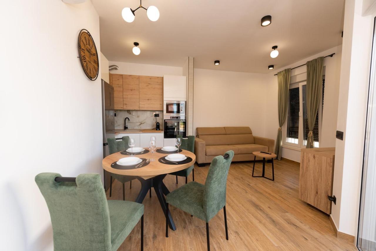 Modern Apartment With Swimming Pool Kastela Bagian luar foto