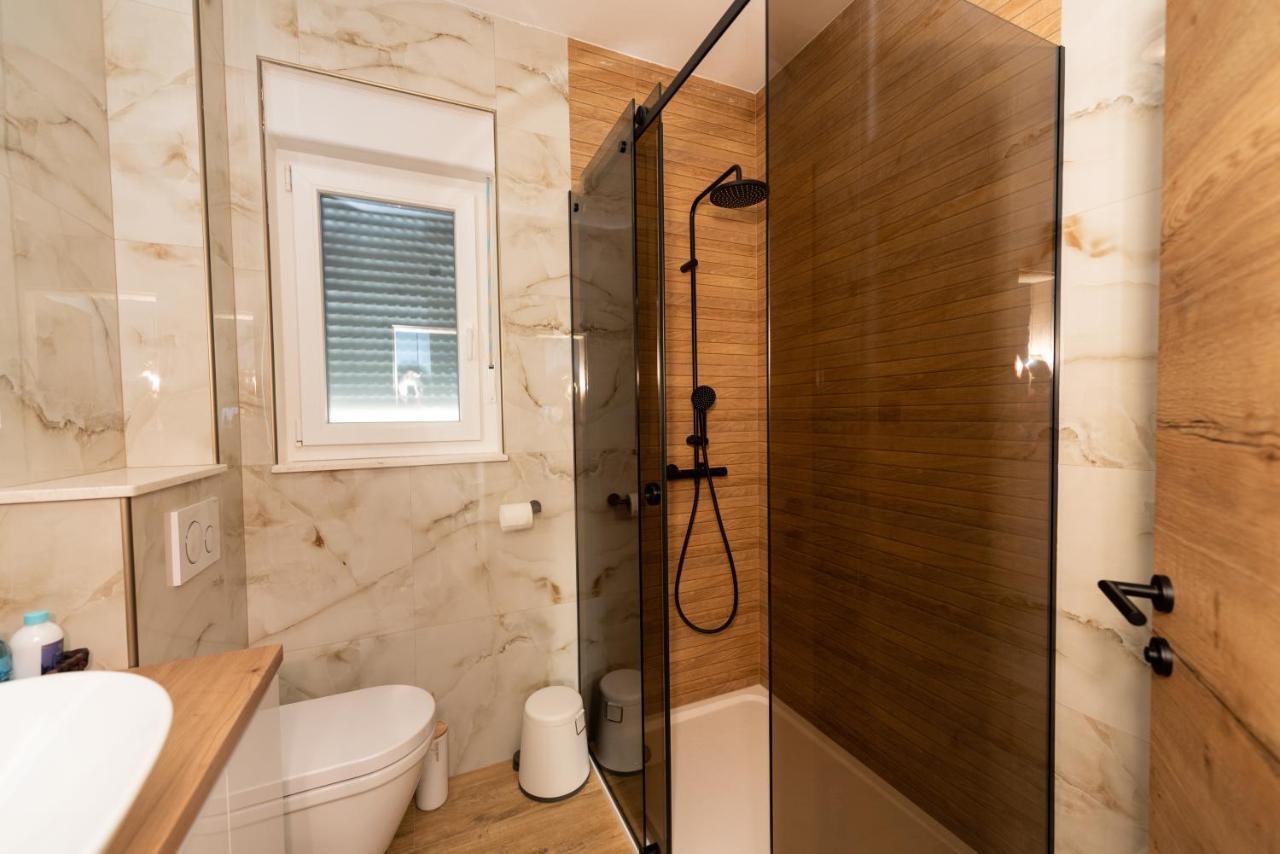 Modern Apartment With Swimming Pool Kastela Bagian luar foto
