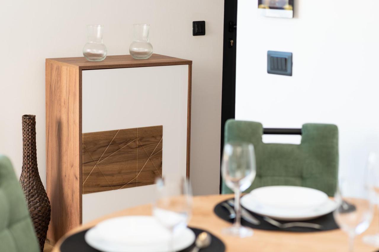 Modern Apartment With Swimming Pool Kastela Bagian luar foto