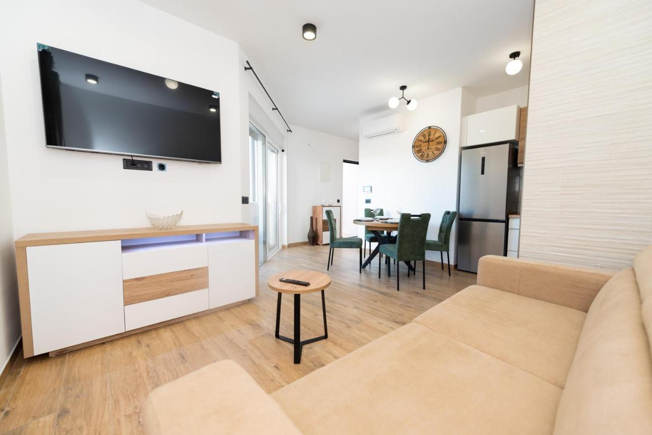 Modern Apartment With Swimming Pool Kastela Bagian luar foto