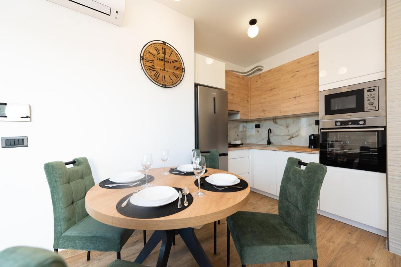 Modern Apartment With Swimming Pool Kastela Bagian luar foto