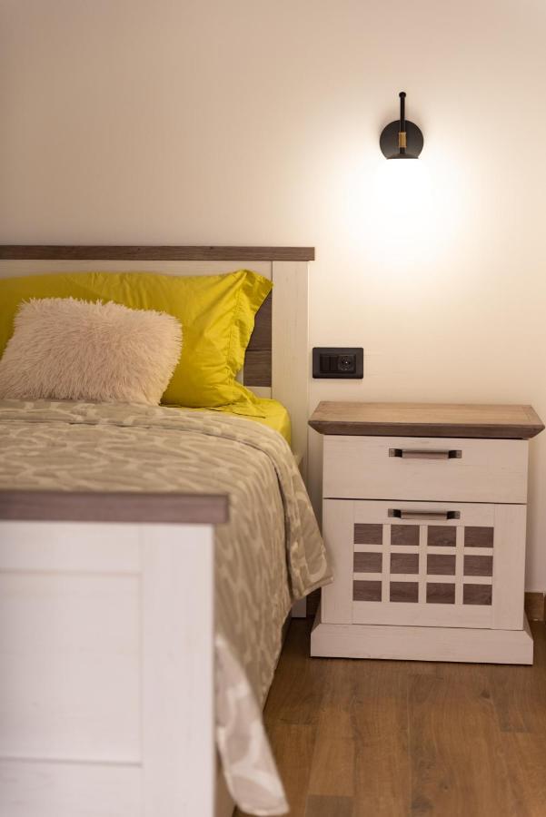 Modern Apartment With Swimming Pool Kastela Bagian luar foto