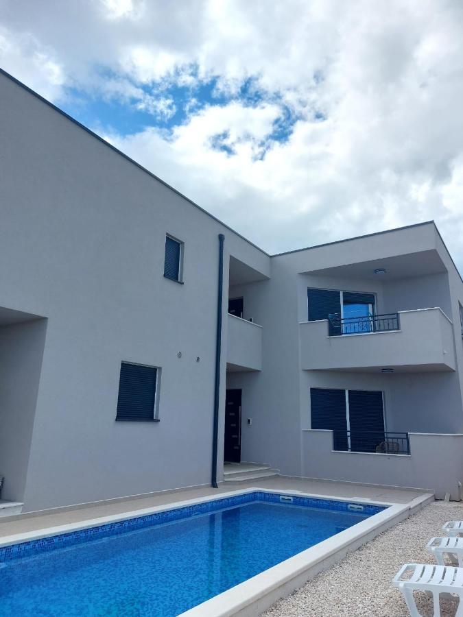 Modern Apartment With Swimming Pool Kastela Bagian luar foto