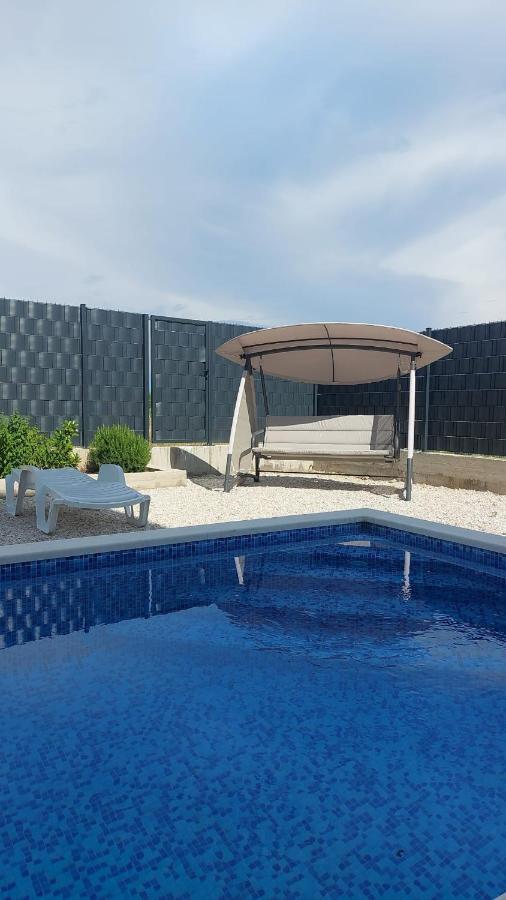 Modern Apartment With Swimming Pool Kastela Bagian luar foto