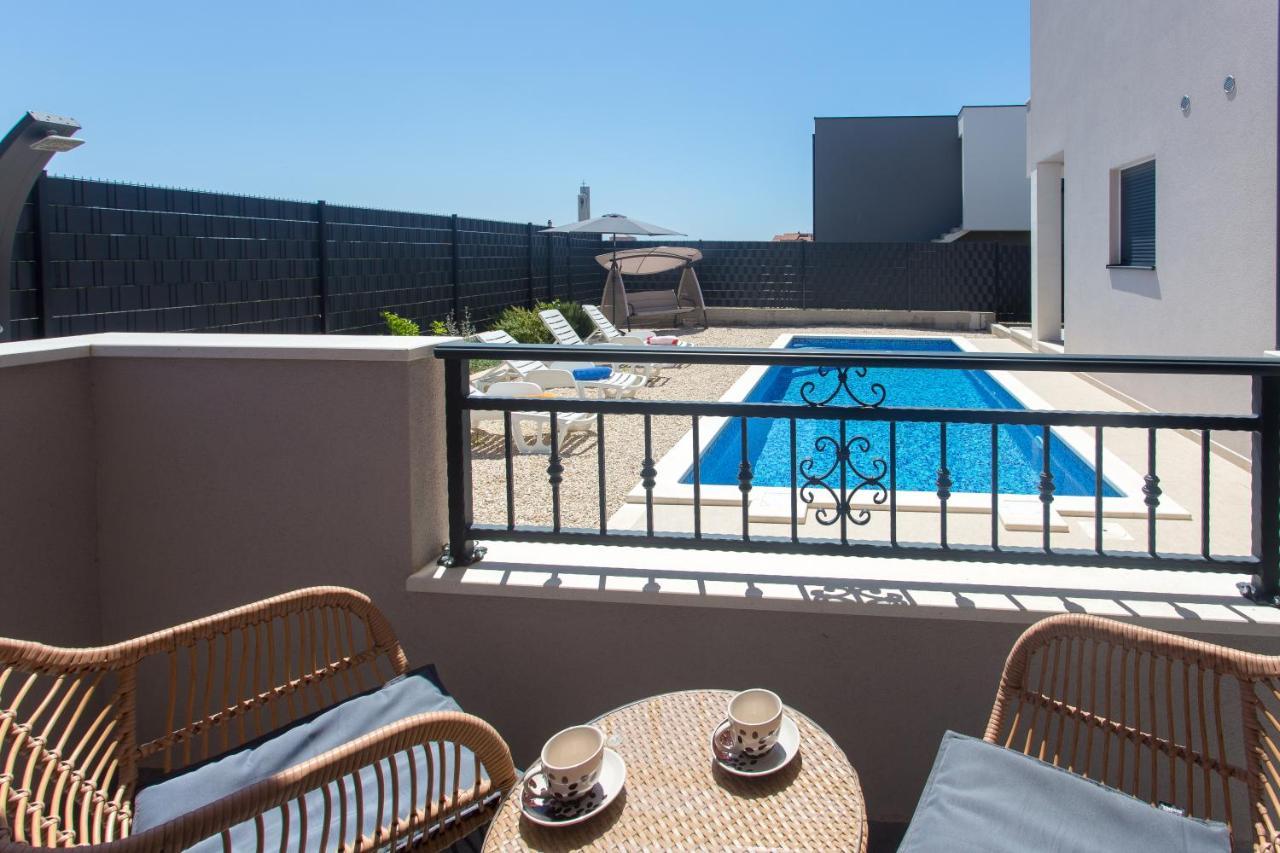 Modern Apartment With Swimming Pool Kastela Bagian luar foto