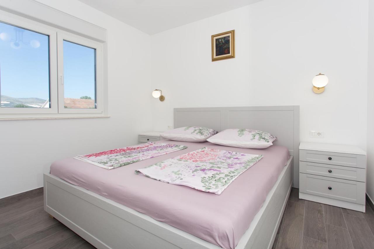 Modern Apartment With Swimming Pool Kastela Bagian luar foto