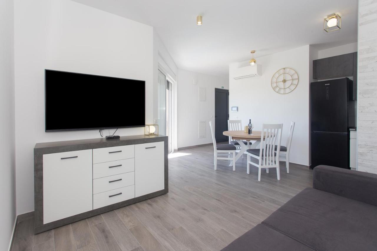 Modern Apartment With Swimming Pool Kastela Bagian luar foto