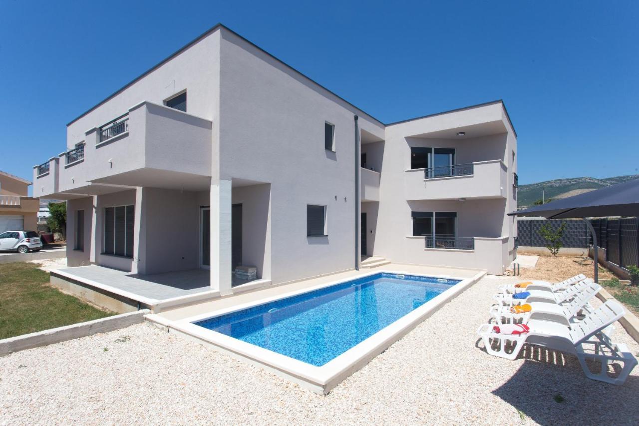 Modern Apartment With Swimming Pool Kastela Bagian luar foto