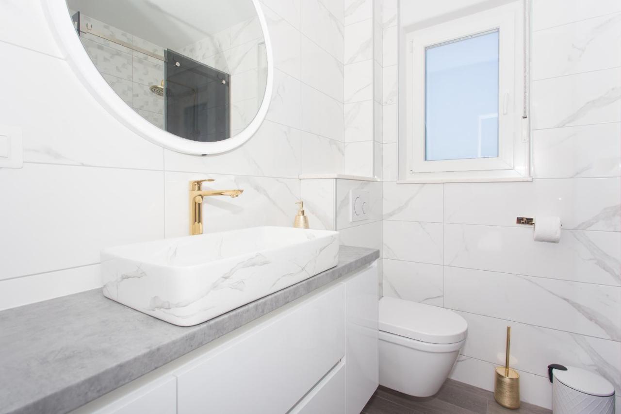 Modern Apartment With Swimming Pool Kastela Bagian luar foto