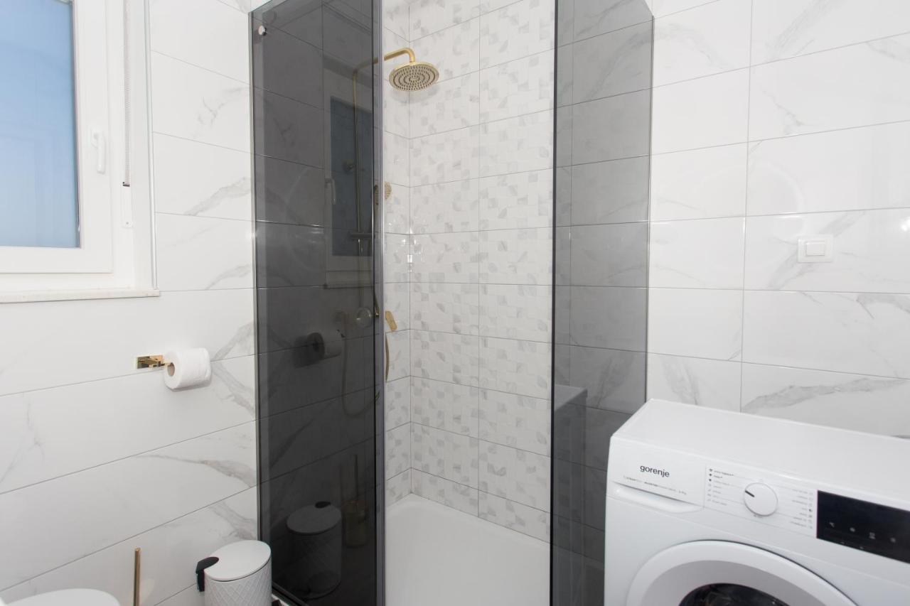 Modern Apartment With Swimming Pool Kastela Bagian luar foto
