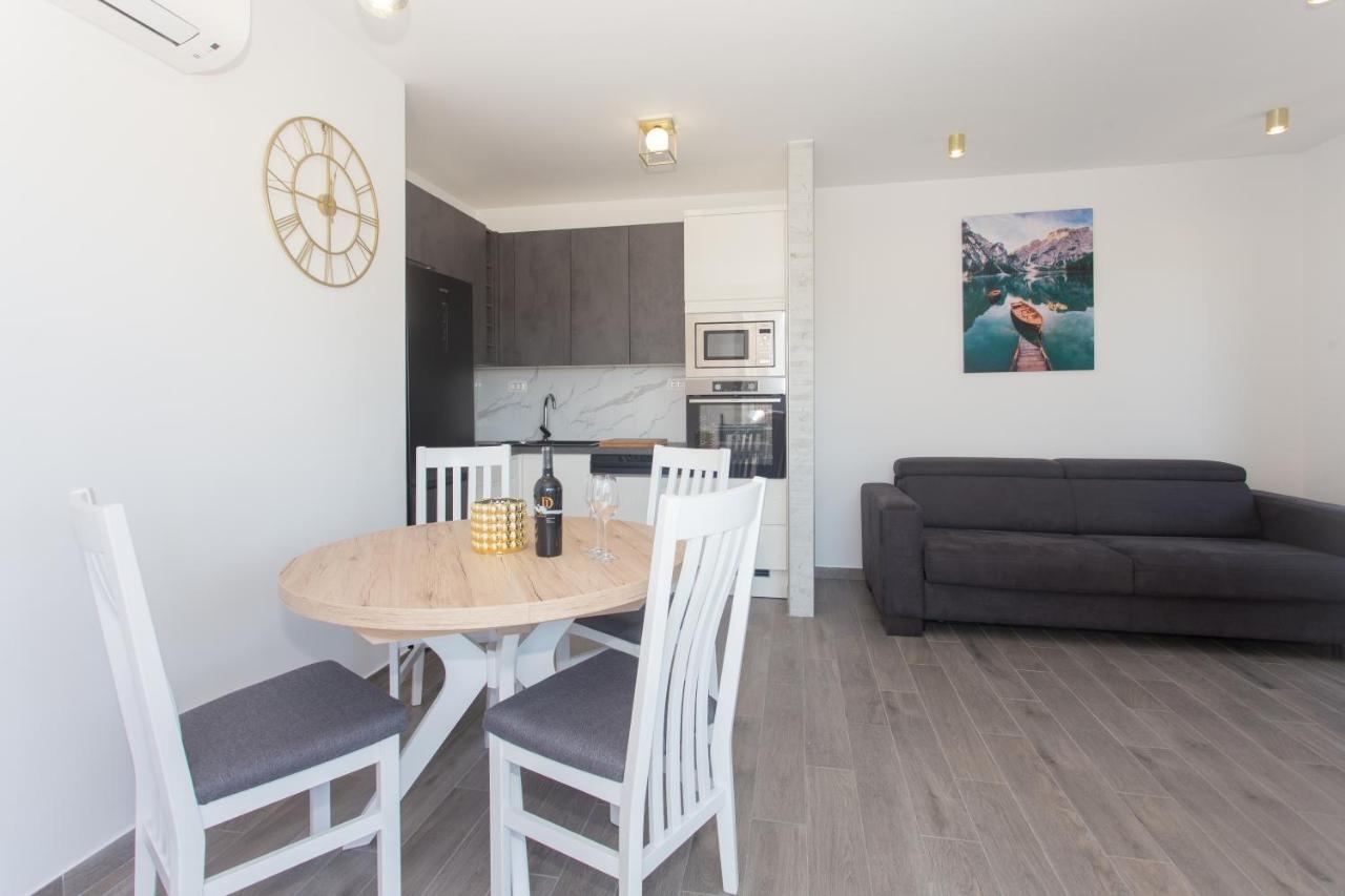 Modern Apartment With Swimming Pool Kastela Bagian luar foto