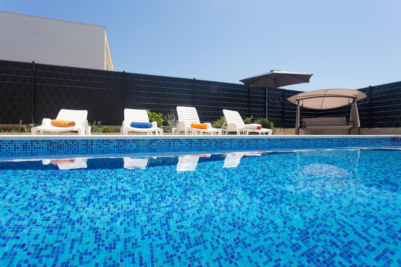 Modern Apartment With Swimming Pool Kastela Bagian luar foto