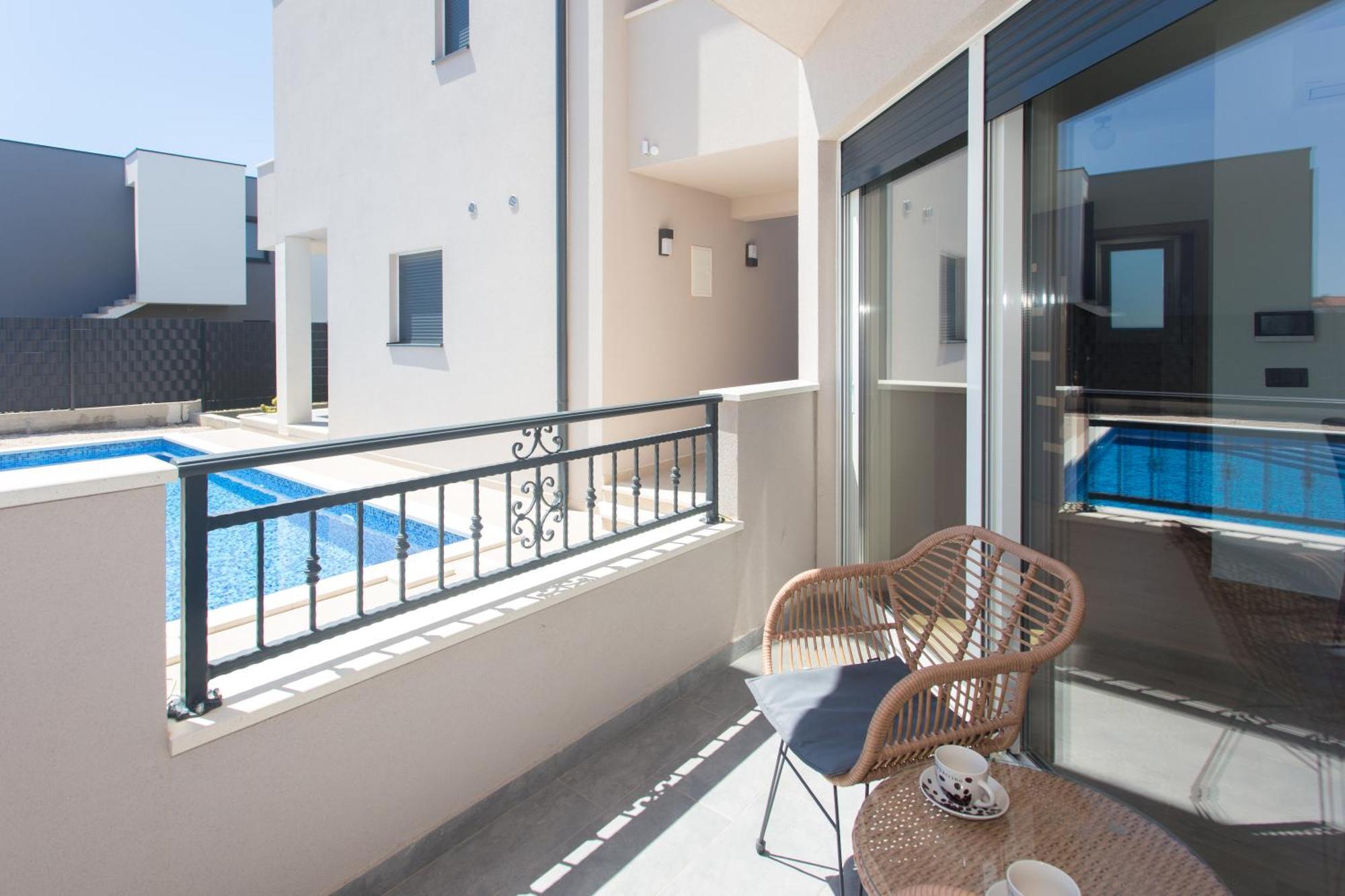Modern Apartment With Swimming Pool Kastela Bagian luar foto