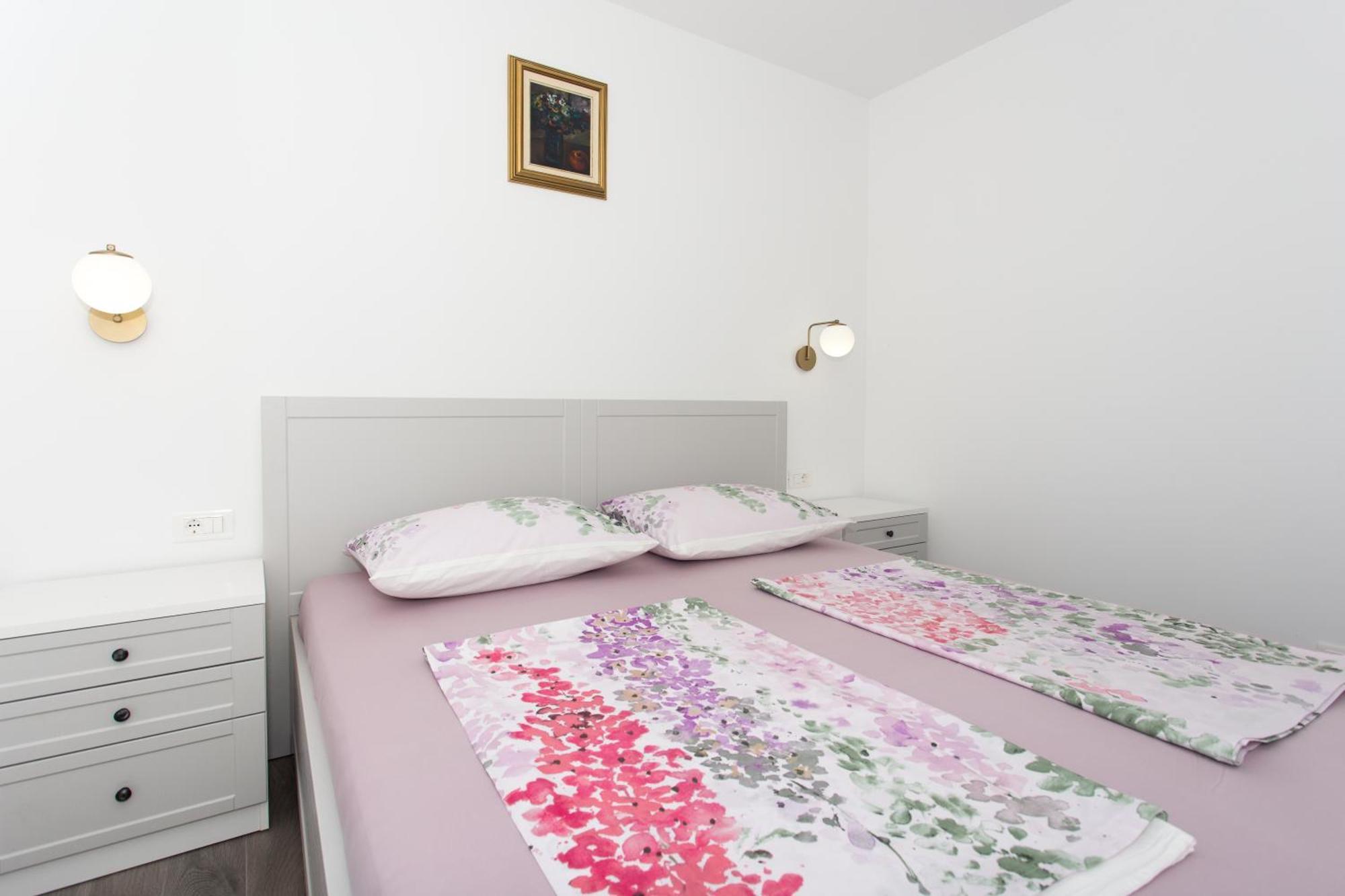 Modern Apartment With Swimming Pool Kastela Bagian luar foto