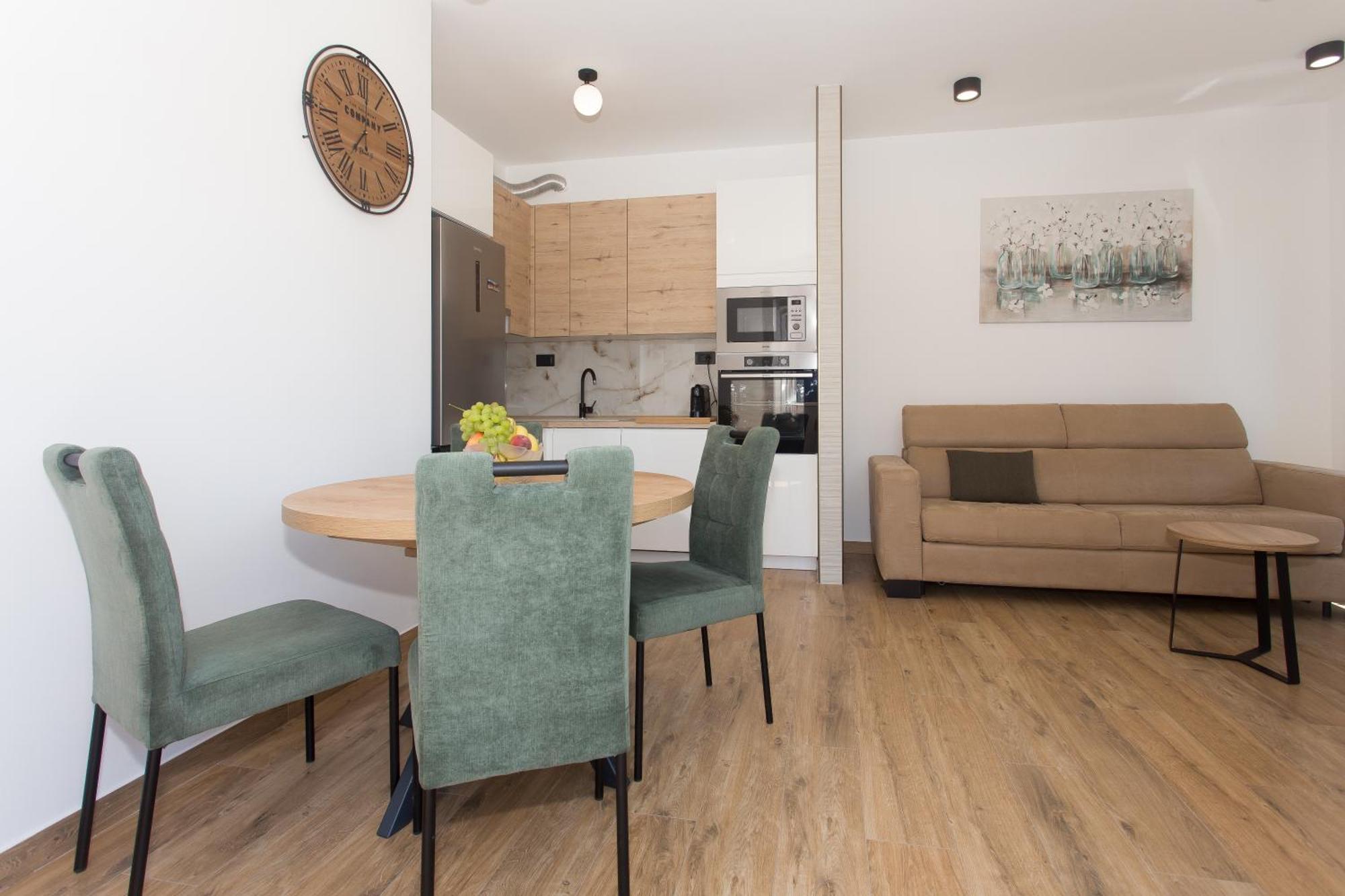 Modern Apartment With Swimming Pool Kastela Bagian luar foto