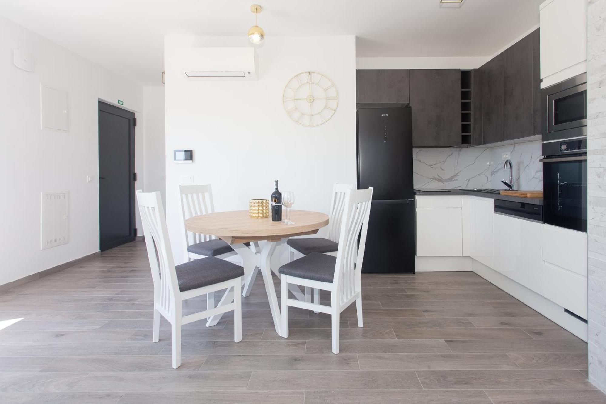 Modern Apartment With Swimming Pool Kastela Bagian luar foto