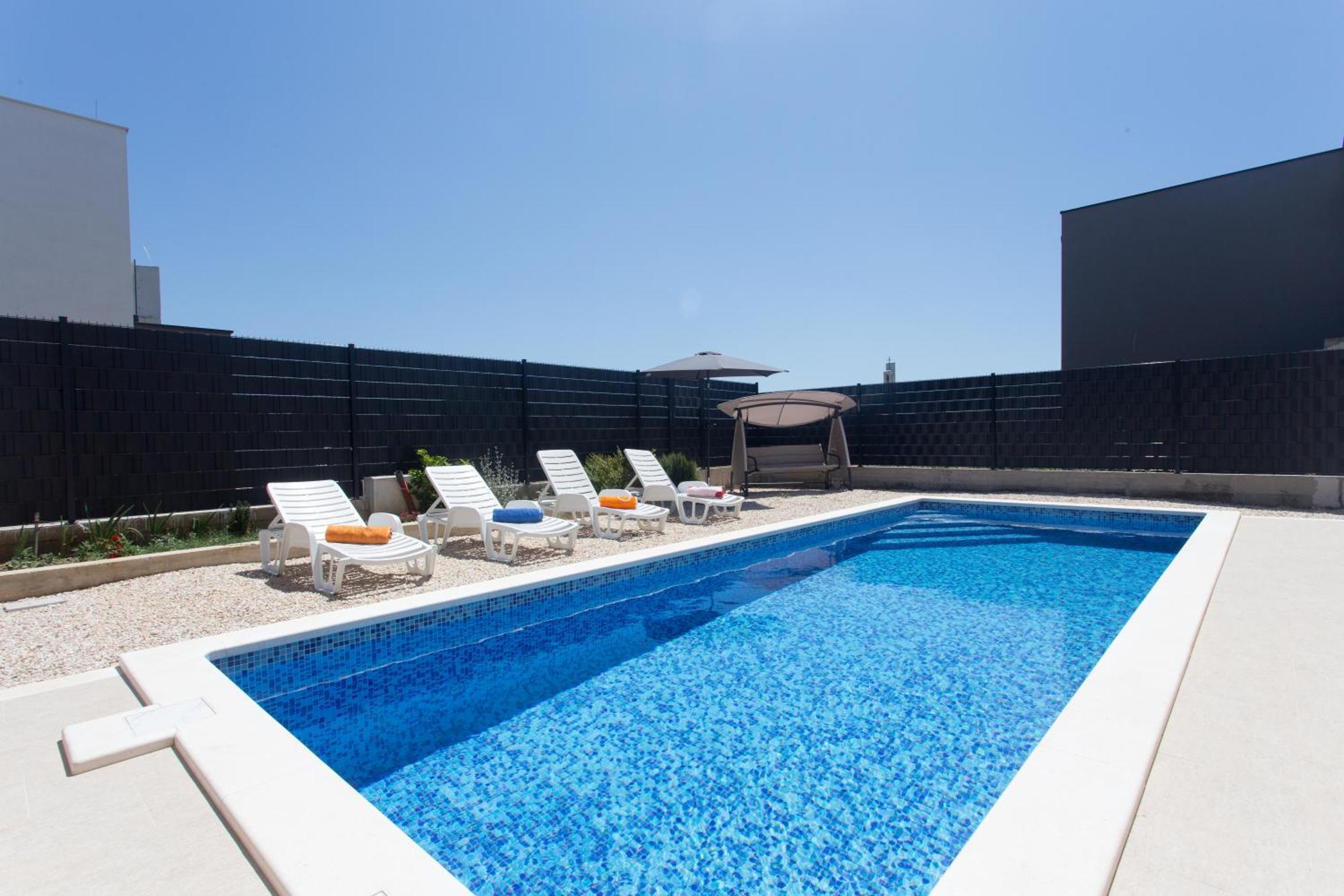 Modern Apartment With Swimming Pool Kastela Bagian luar foto