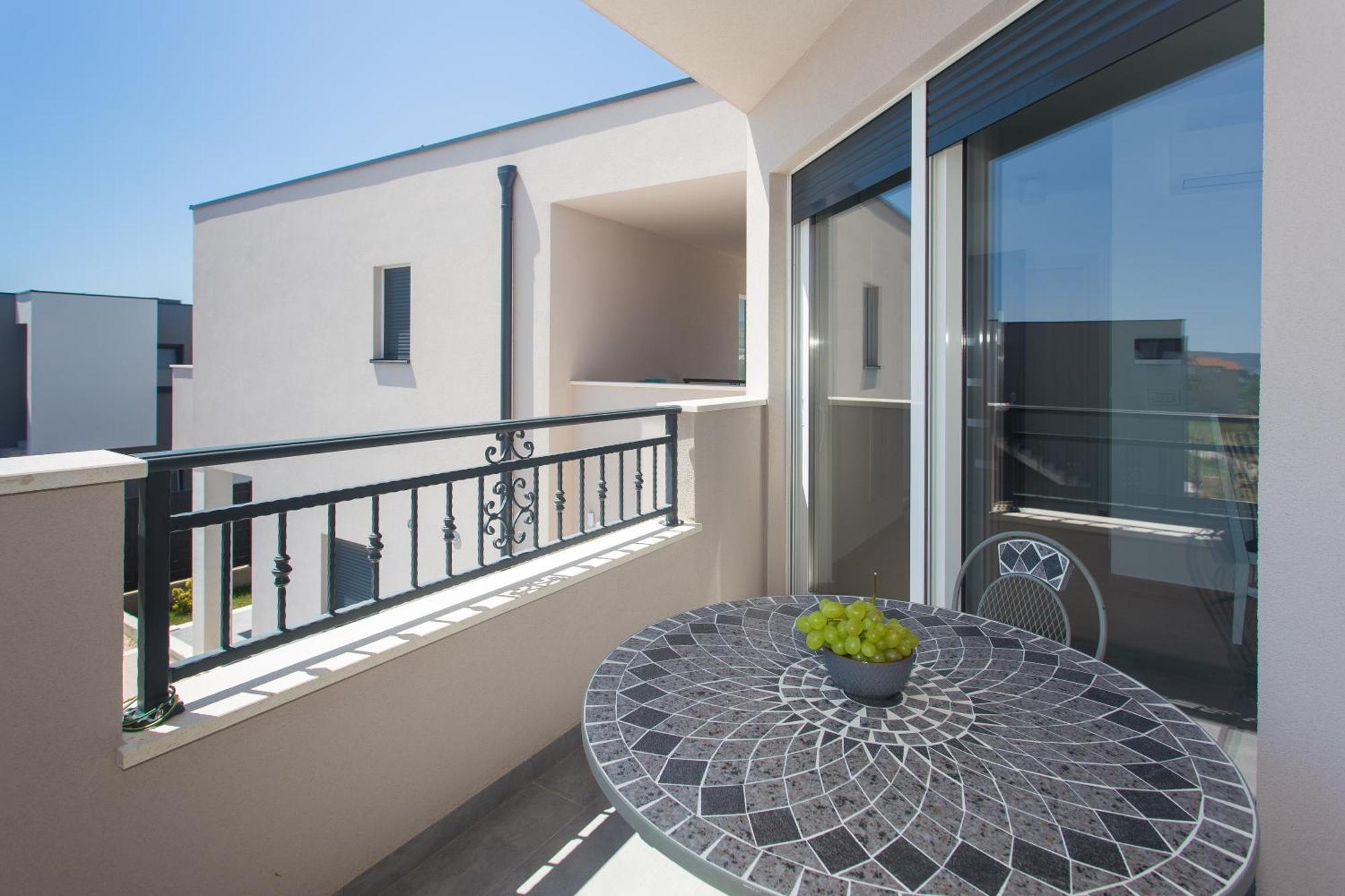 Modern Apartment With Swimming Pool Kastela Bagian luar foto
