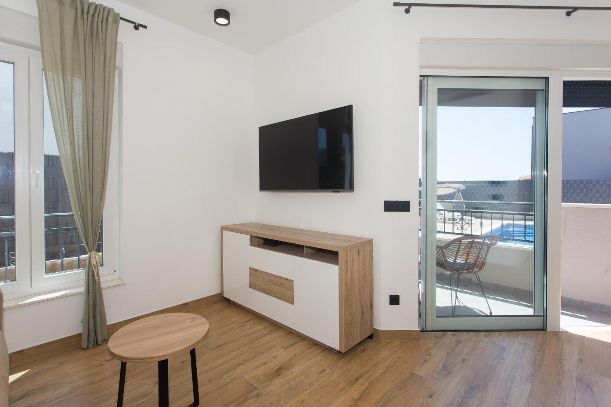 Modern Apartment With Swimming Pool Kastela Bagian luar foto