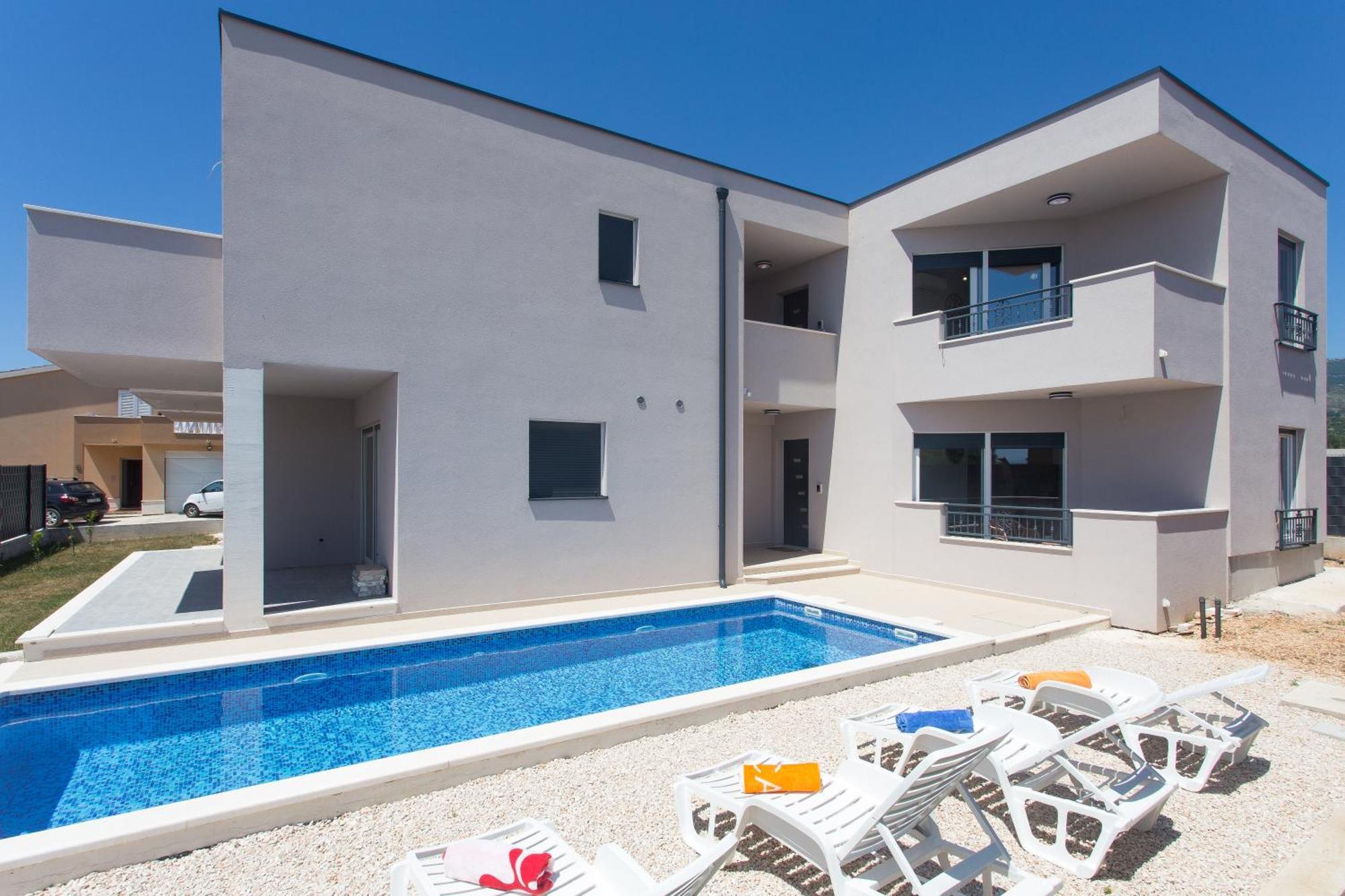 Modern Apartment With Swimming Pool Kastela Bagian luar foto