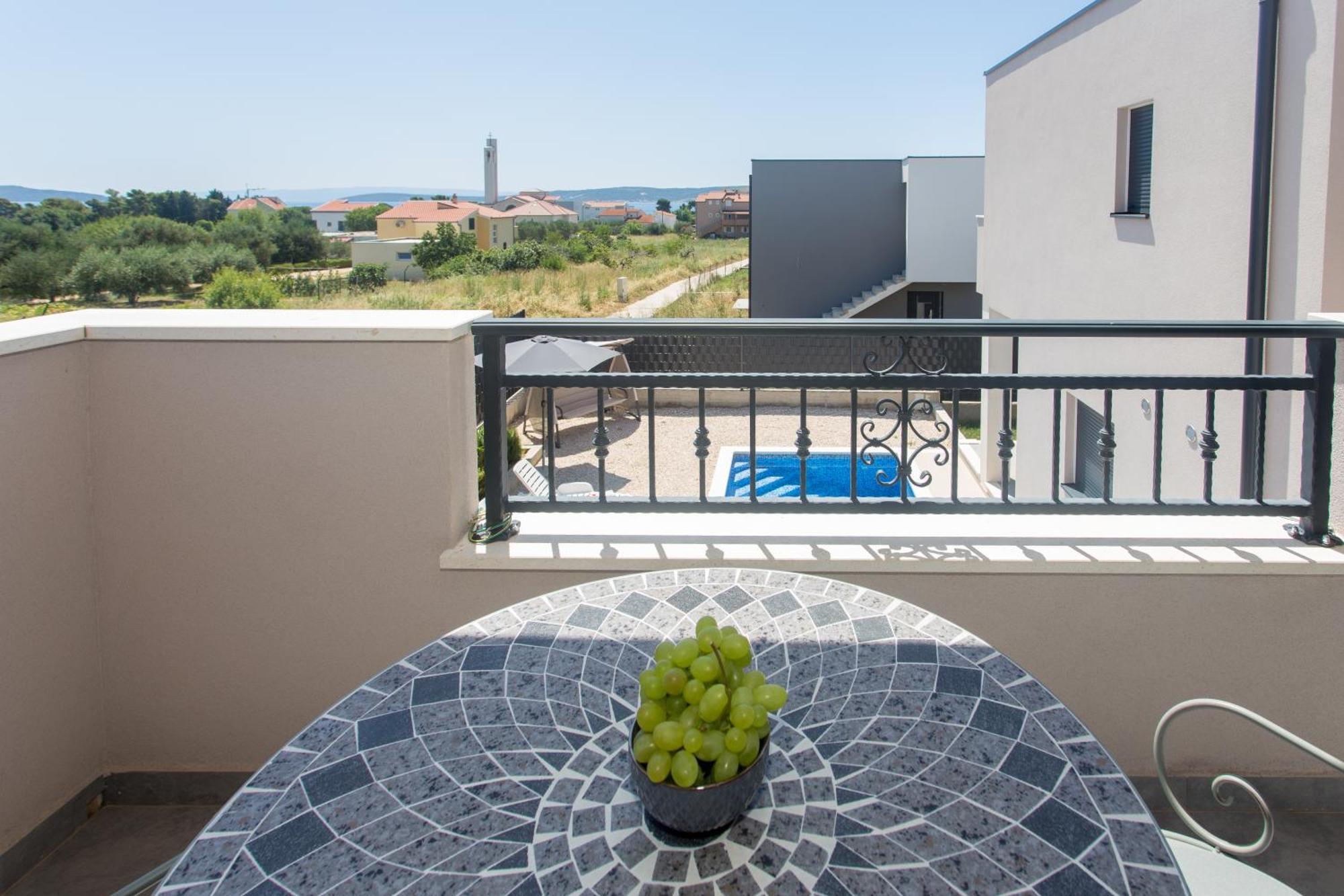 Modern Apartment With Swimming Pool Kastela Bagian luar foto