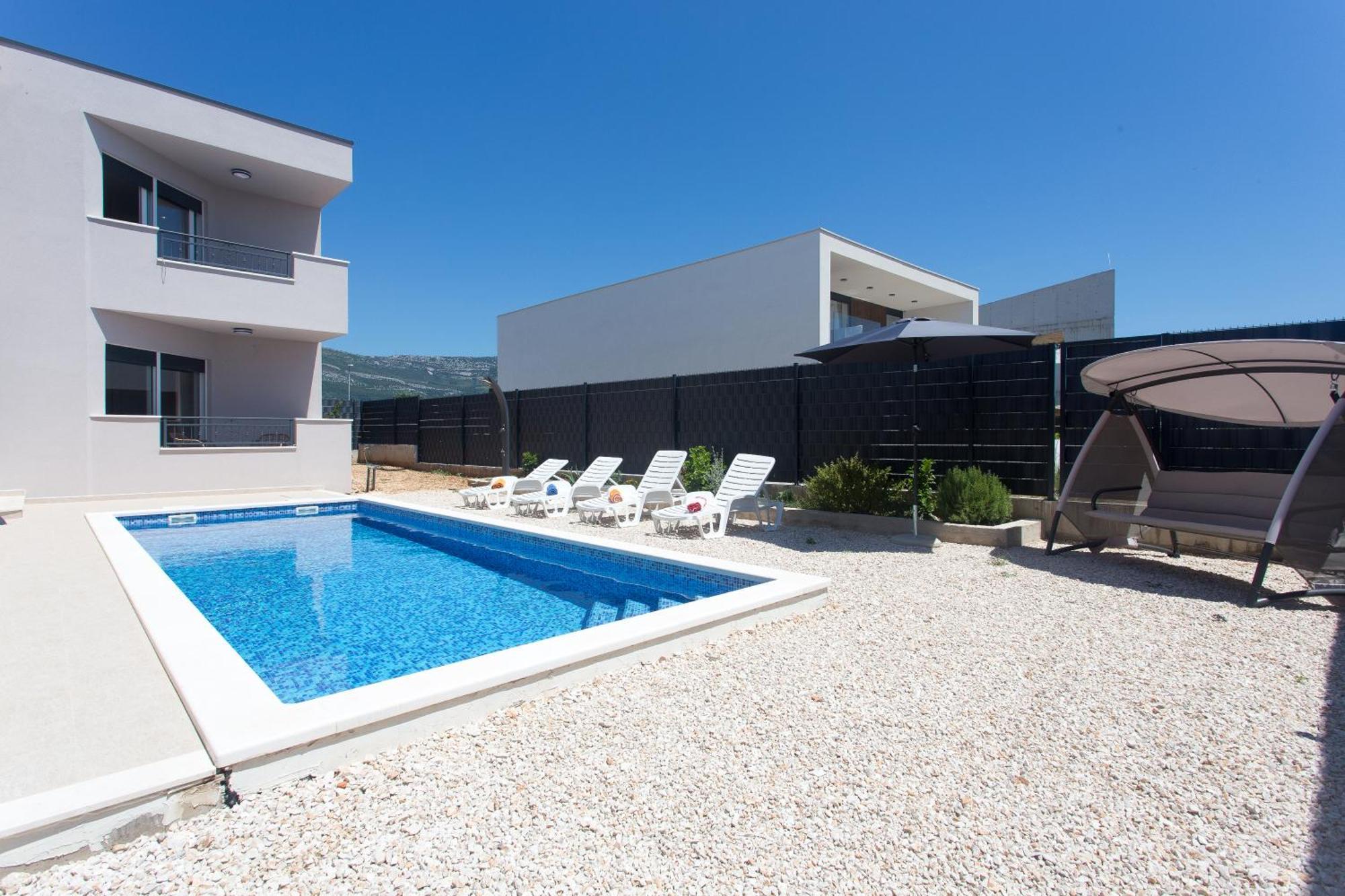 Modern Apartment With Swimming Pool Kastela Bagian luar foto