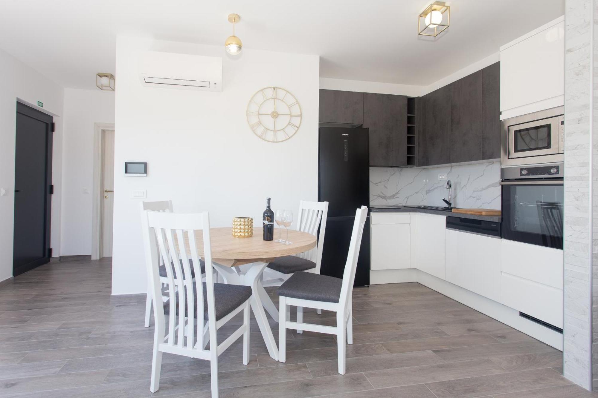 Modern Apartment With Swimming Pool Kastela Bagian luar foto