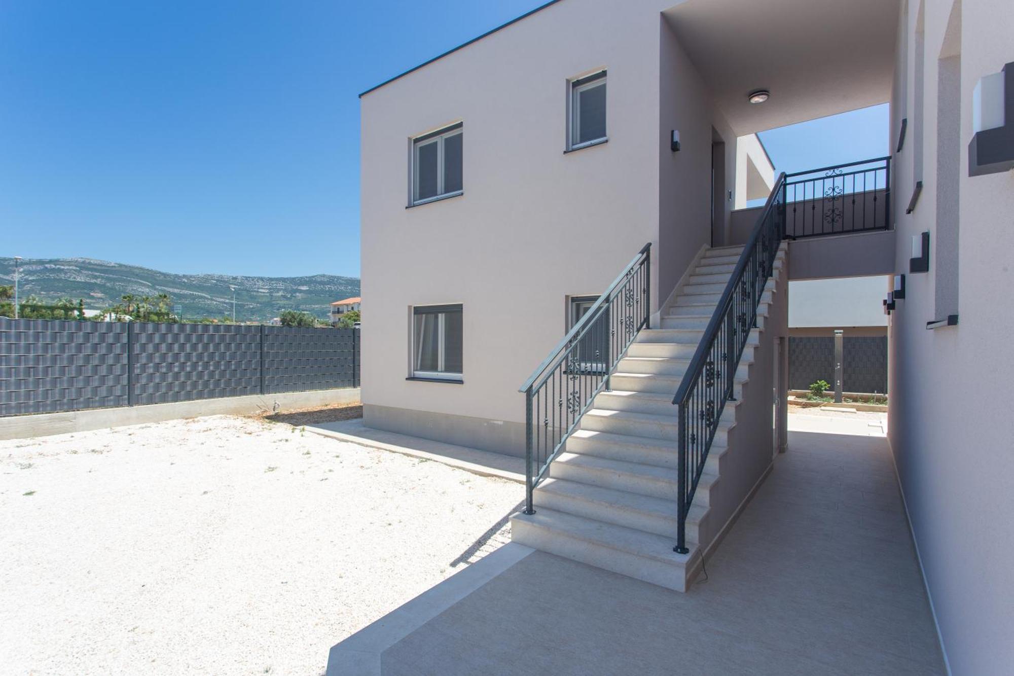Modern Apartment With Swimming Pool Kastela Bagian luar foto