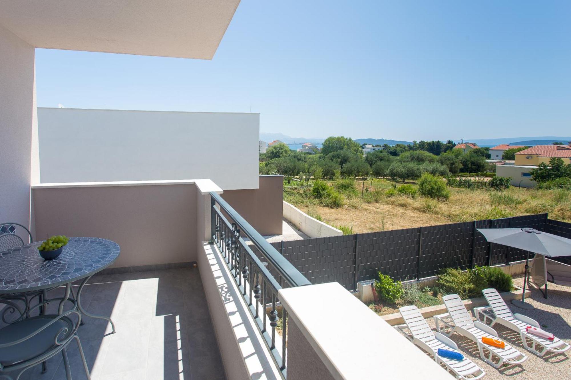 Modern Apartment With Swimming Pool Kastela Bagian luar foto