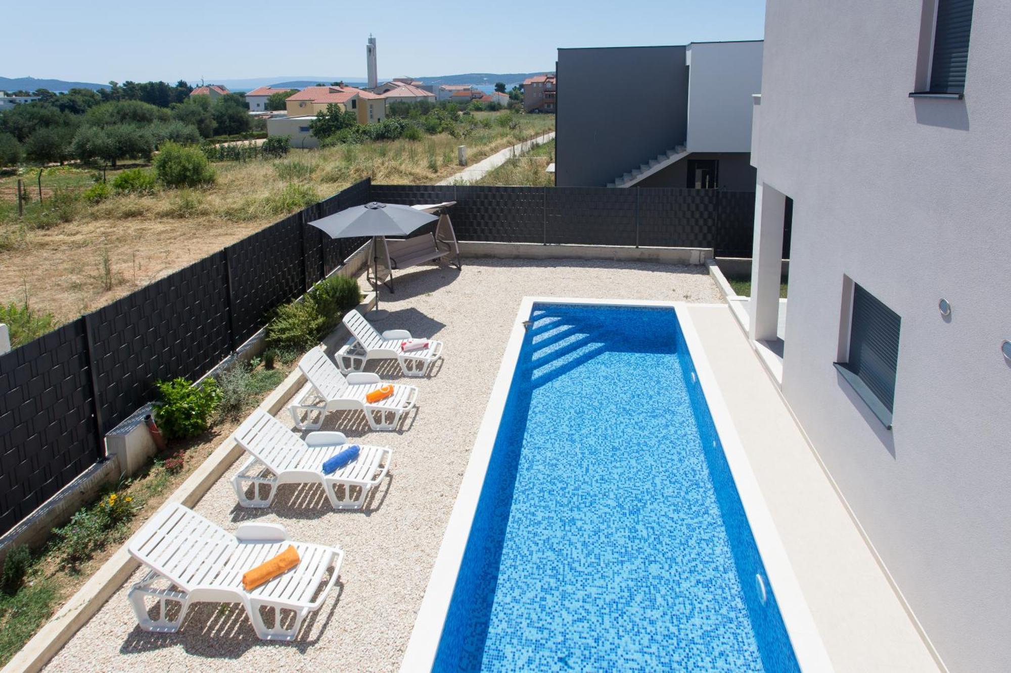 Modern Apartment With Swimming Pool Kastela Bagian luar foto